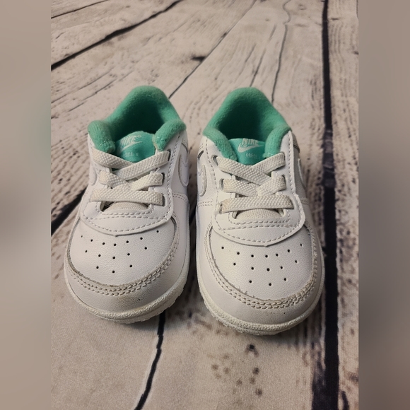 Nike Toddler Force 1 Sneaker - Picture 2 of 6